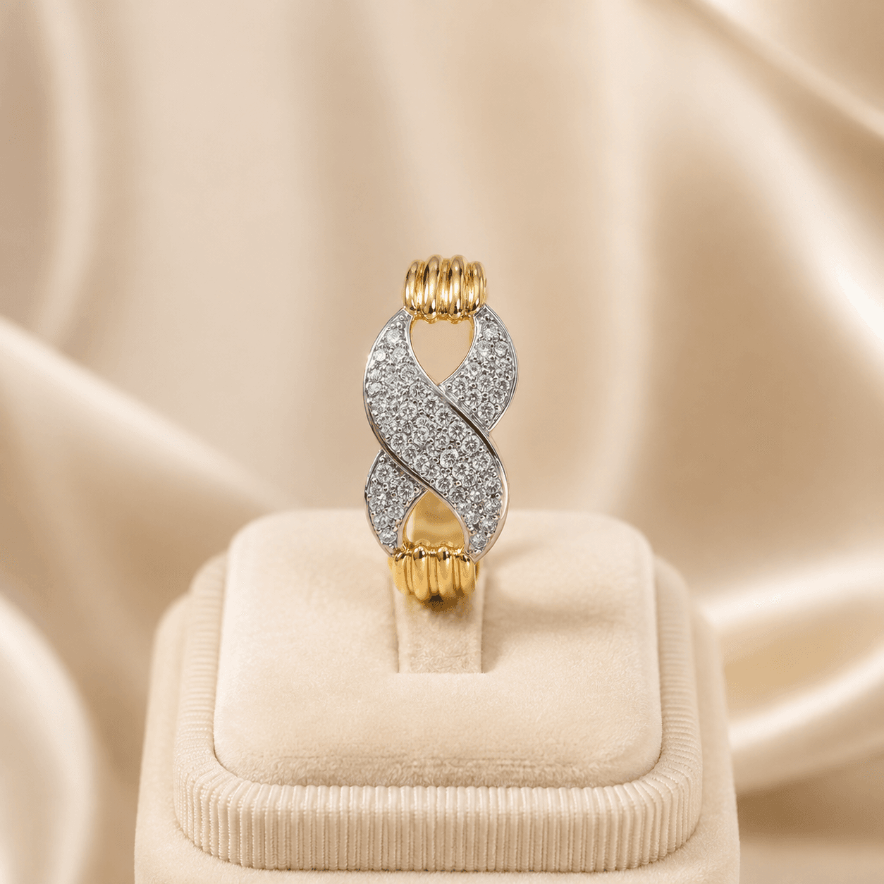 Anillo Entrelazado — presentada en expositor