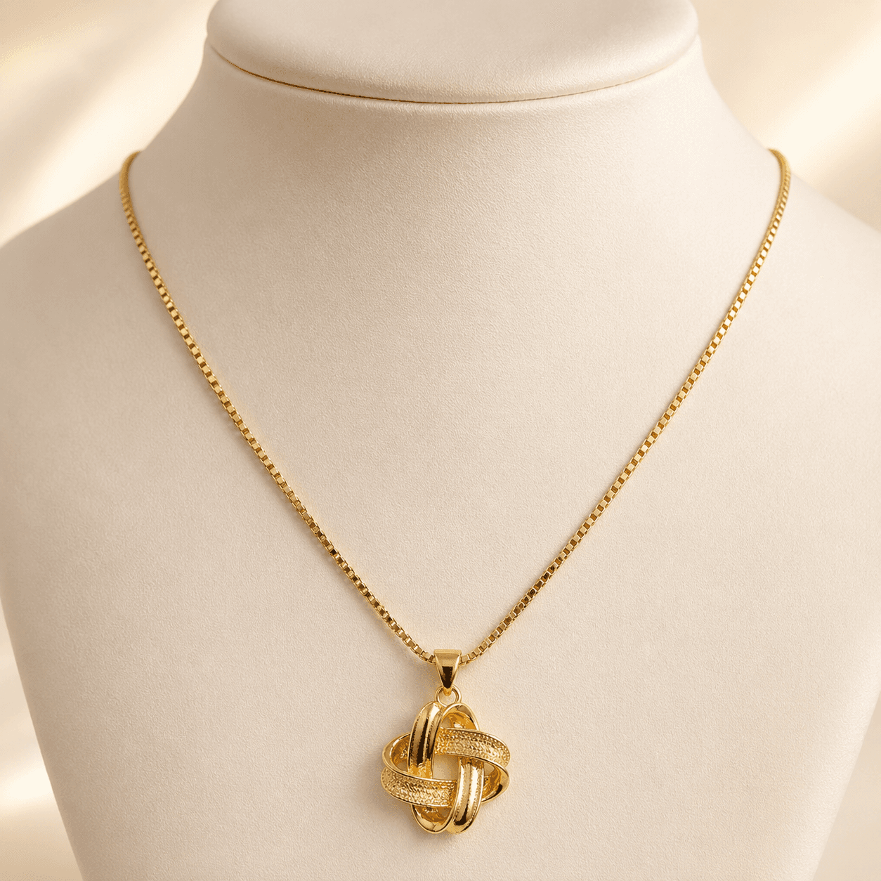 Collar Lazo Eterno — presentada en expositor