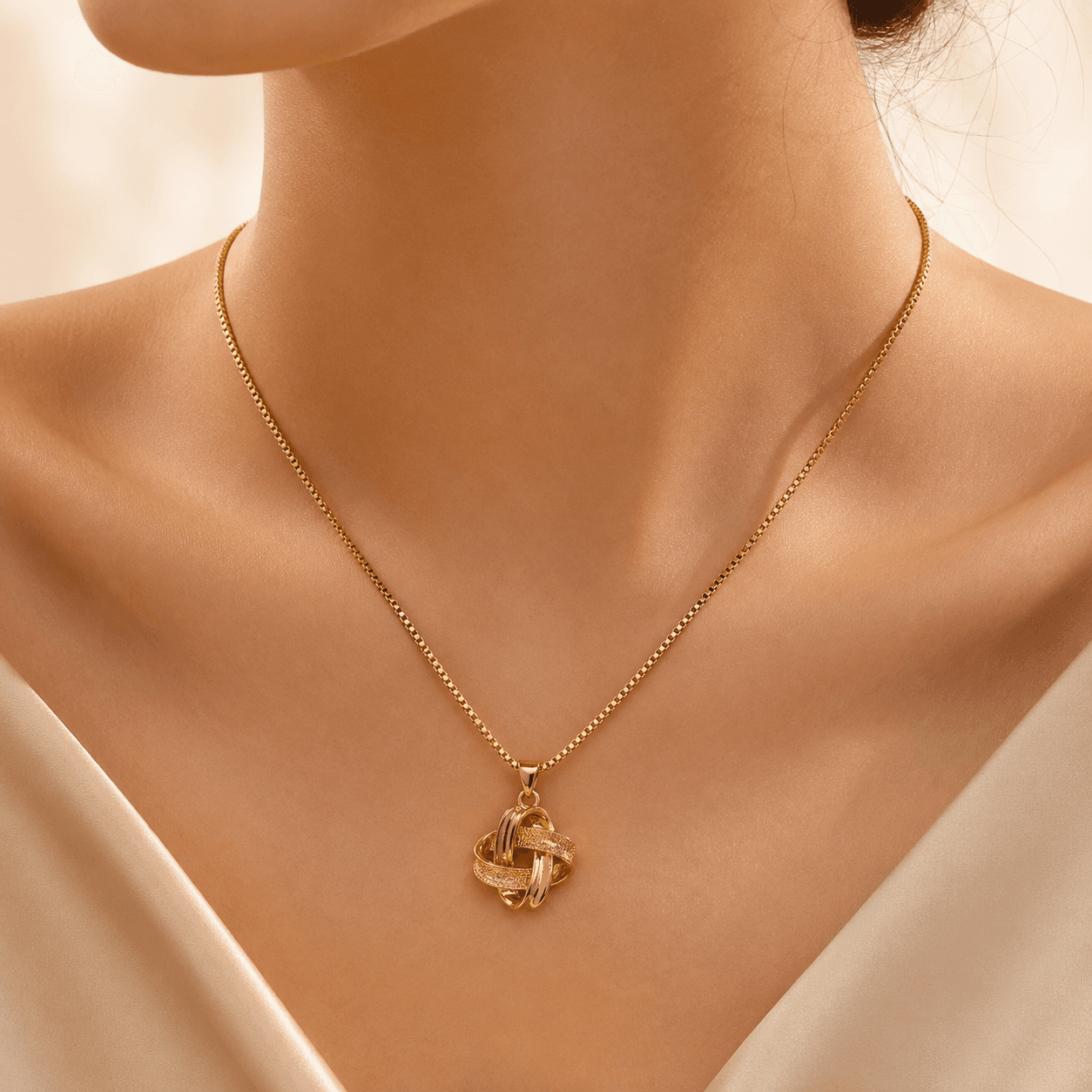 Collar Lazo Eterno — puesta en modelo